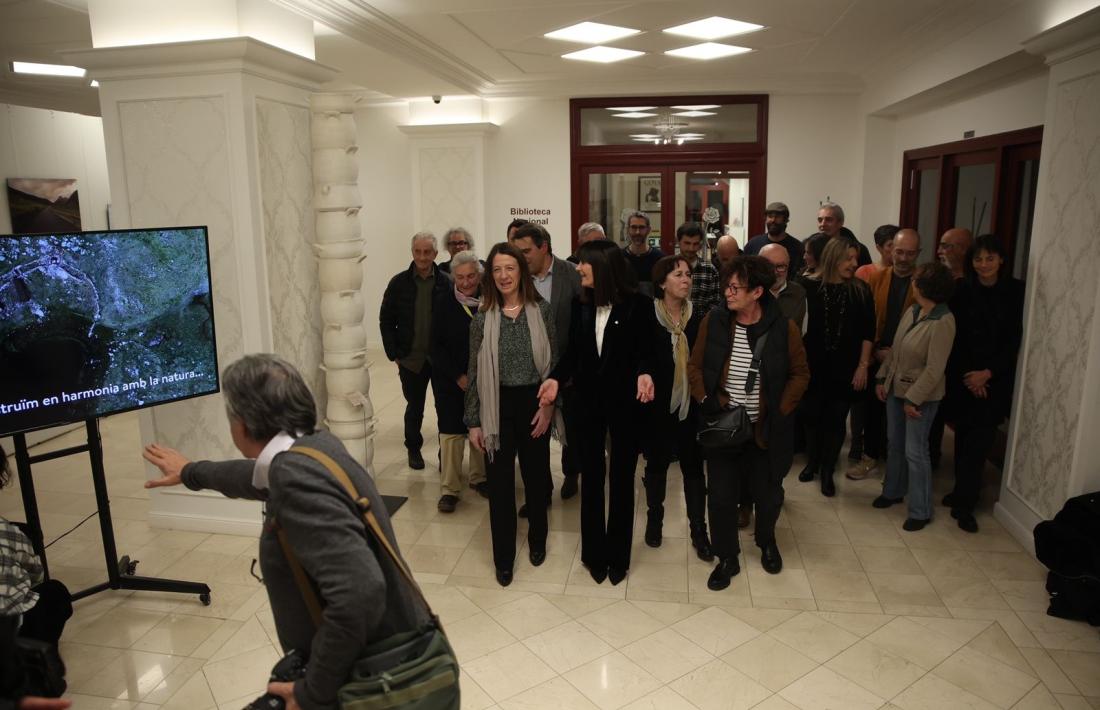 Foto de família de la candidatura, ahir al Rosaleda. Hi falta la delegació a Asunción, formada per Isabel de la Parte i Marc Medeiros, que assisteix aquesta setmana al comitè del patrimoni immaterial.