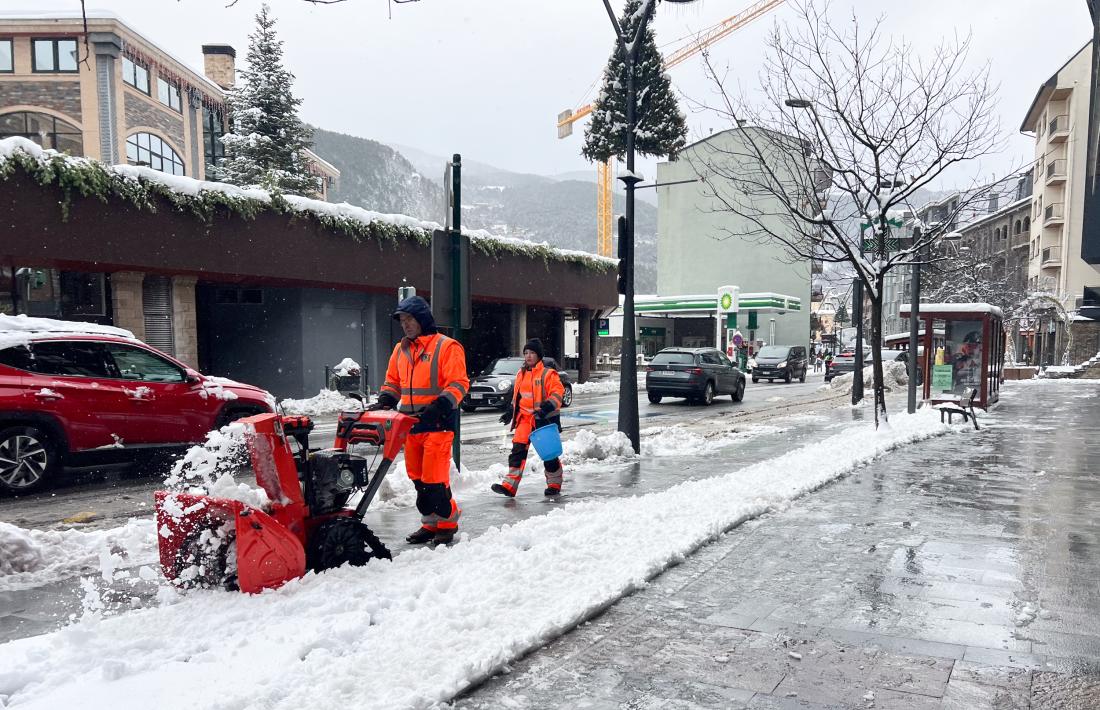 Els operaris retiren la neu dels carrers de la Massana, aquest matí.