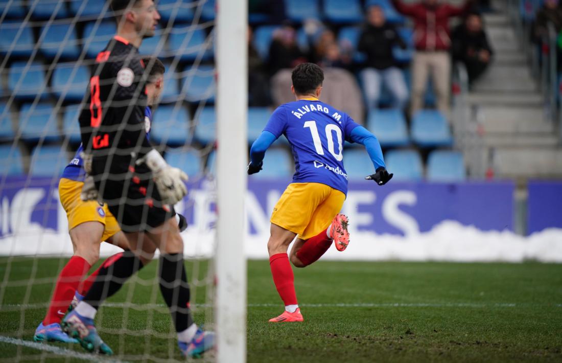 Álvaro Martín celebra un dels gols contra l’Osasuna Promesas.