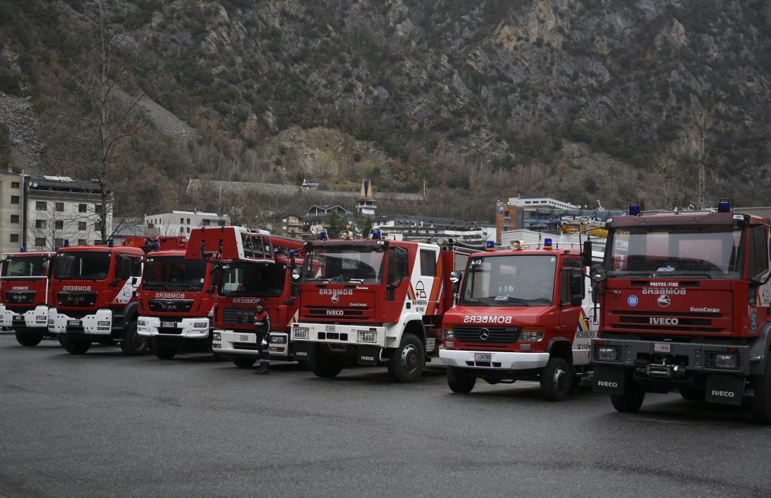 El parc automòbil dels bombers a la caserna de Santa Coloma.