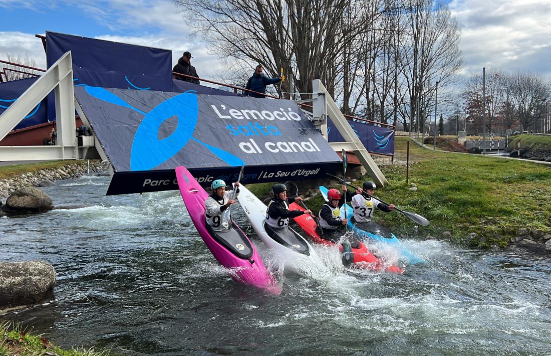 La plataforma de Caiac Cross al canal d’aigües braves on es veu la nova imatge corporativa.