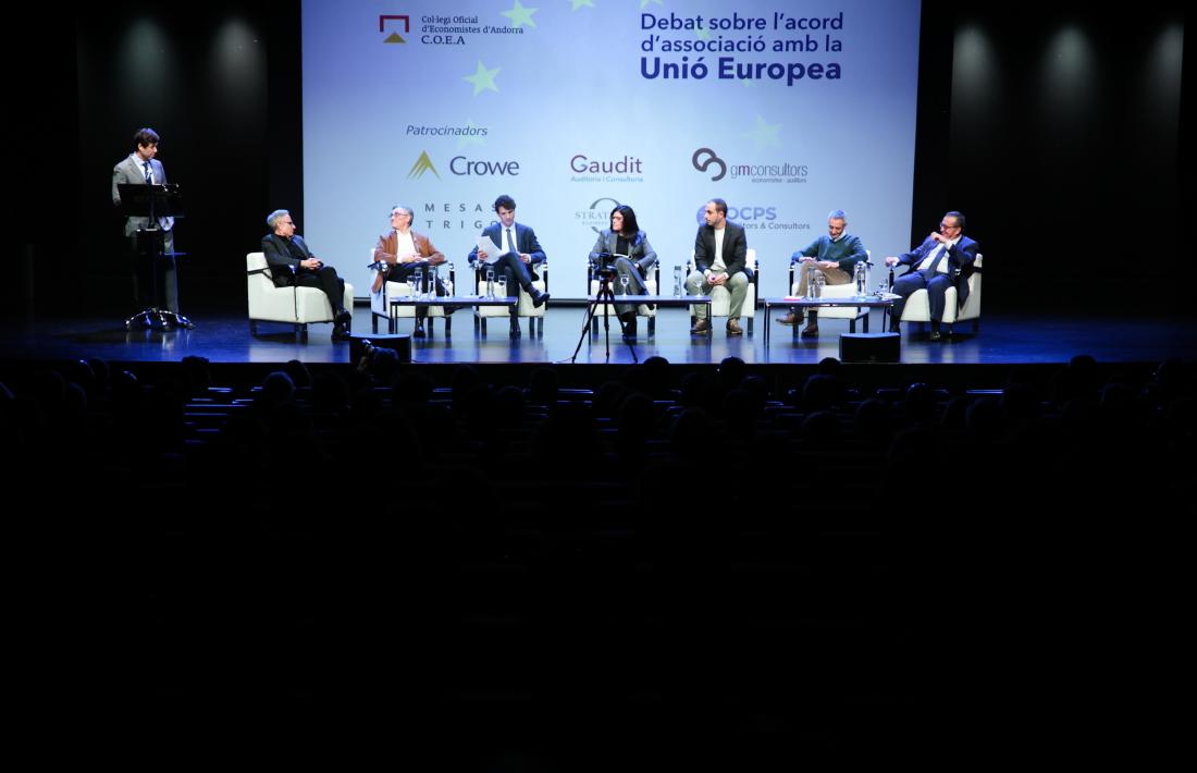 Els participants en el debat, just en el moment de començar, aquest vespre a la sala d’actes del Centre de congressos.