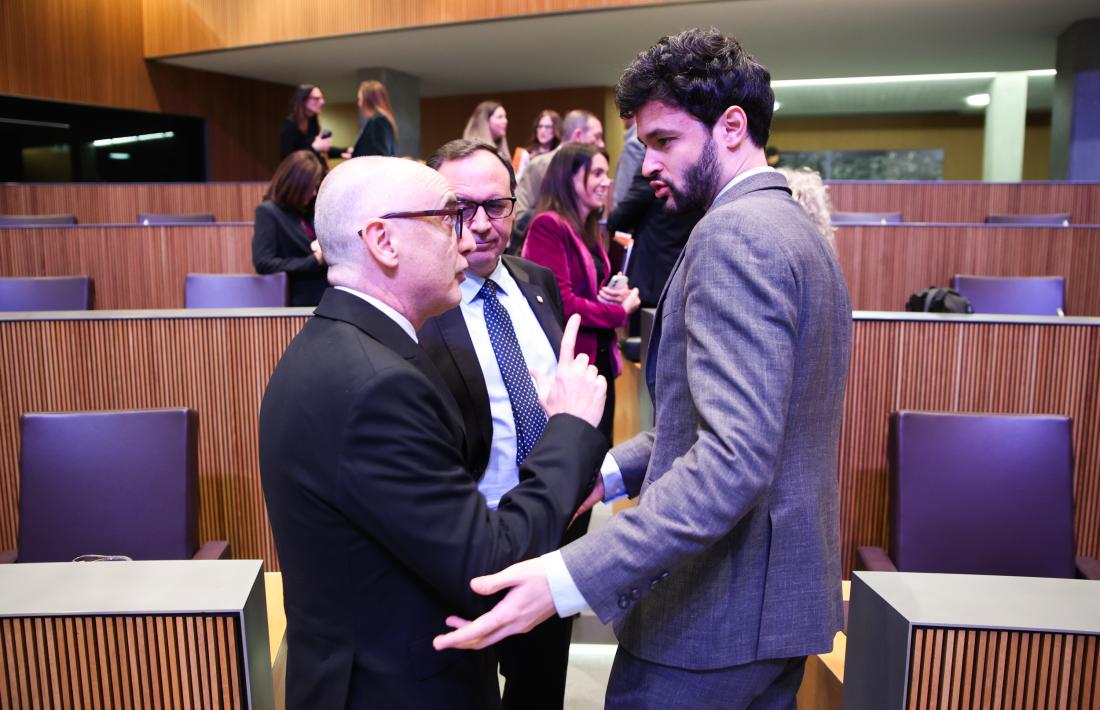 Lladós, Jordana i Escalé conversen a l’inici de la sessió del Consell General.