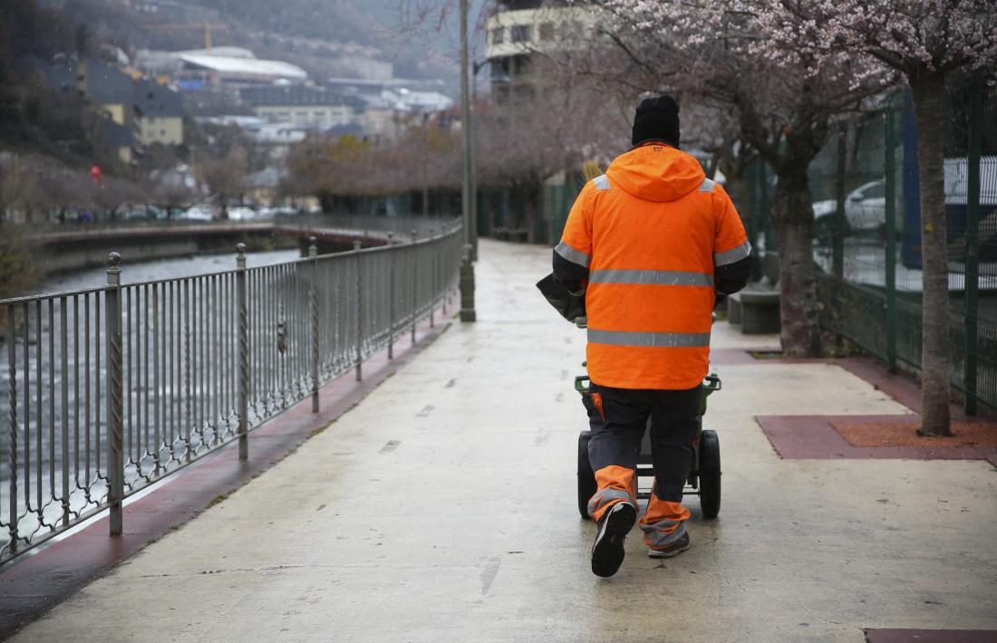 Un operari del servei d’higiene d’Andorra la Vella.