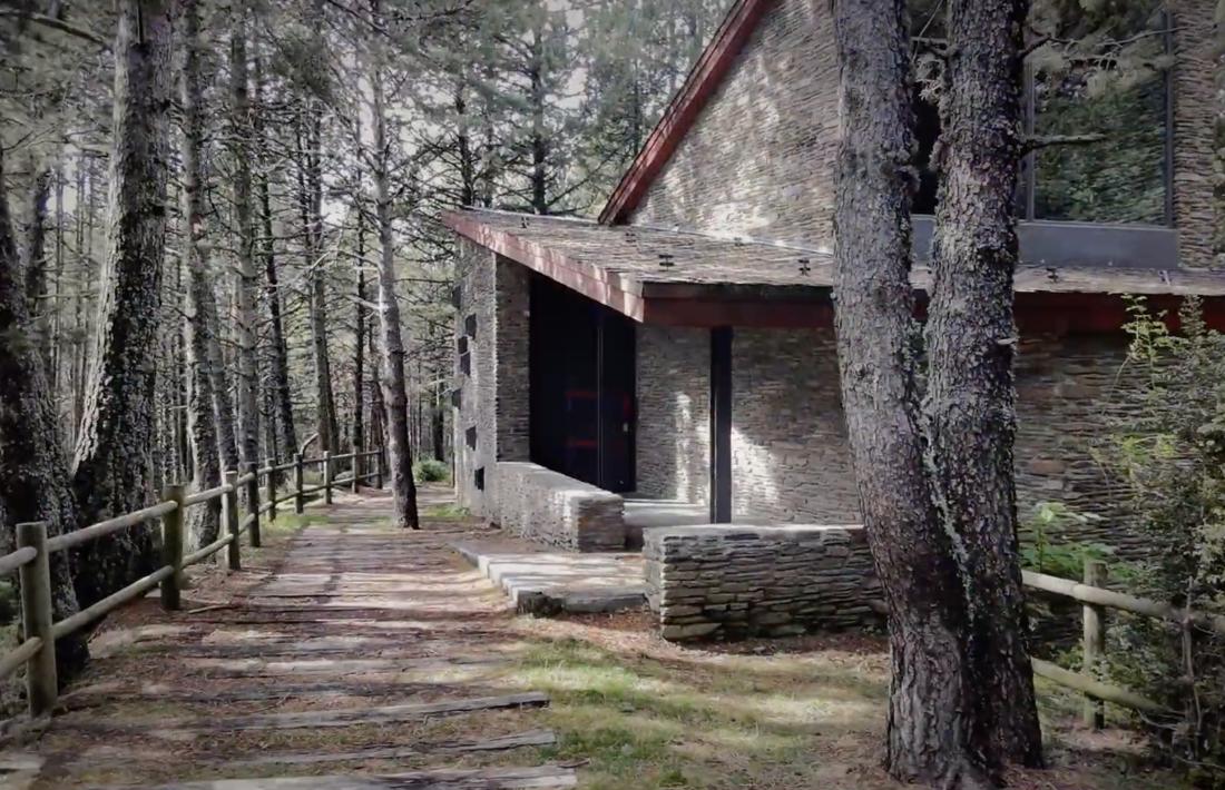 Sant Jaume dels Cortals s’aixeca al bosc de les Llaus, amb el campanar exempt perquè els viatgers el vegin des de la carretera.