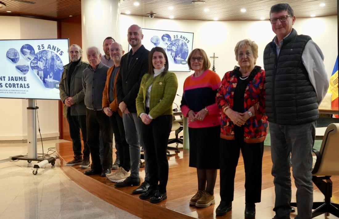 Els cònsols d'Encamp, amb els autors i els protagonistes del documental.