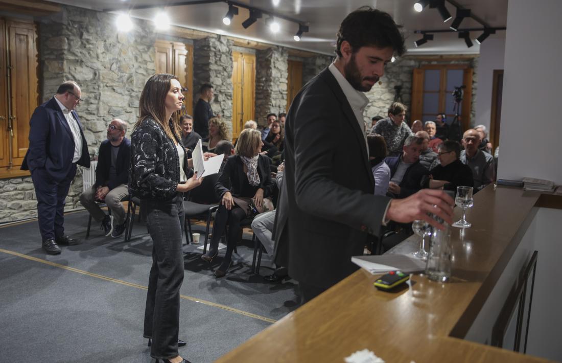 Cortesao i Cairat just abans de començar la reunió de poble.