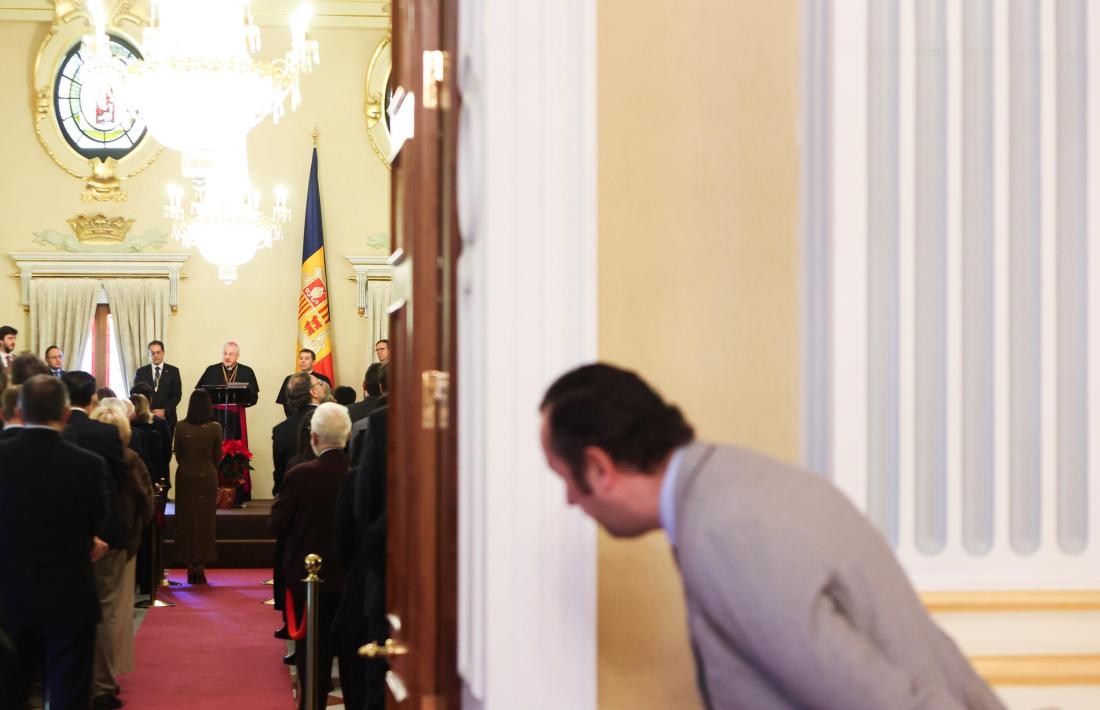 Catifa vermella i escenari al fons de la sala, que garanteixen més pompa i circumstància.