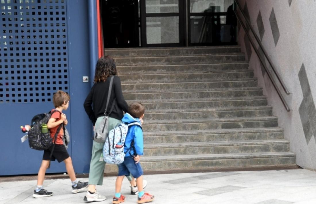 Infants accedint a l'escola.