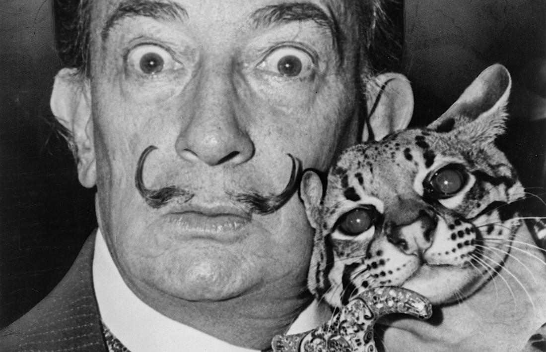 Dalí, amb el seu ocellot Babou, cap al 1965.