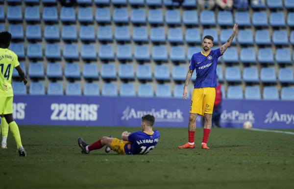 p. 30 erik moran amb la ma aixecada foto fc andorra