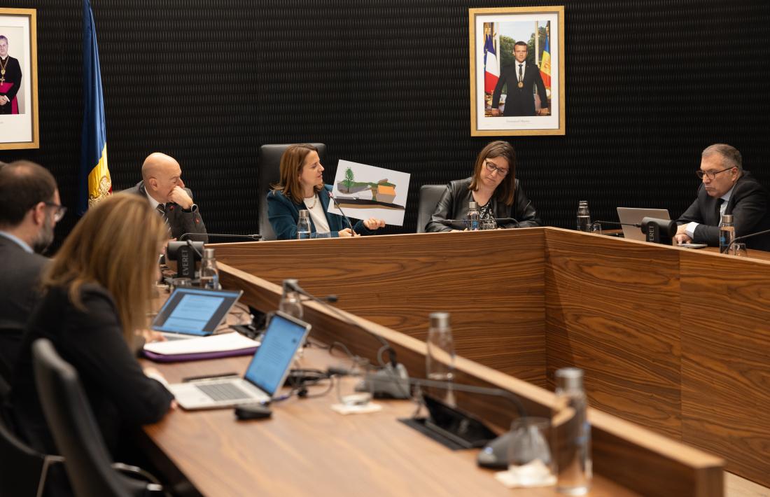 La cònsol major, Rosa Gili, ensenya el render de la borda Gabriel i els entorns, avui durant la sessió de Consell de Comú.