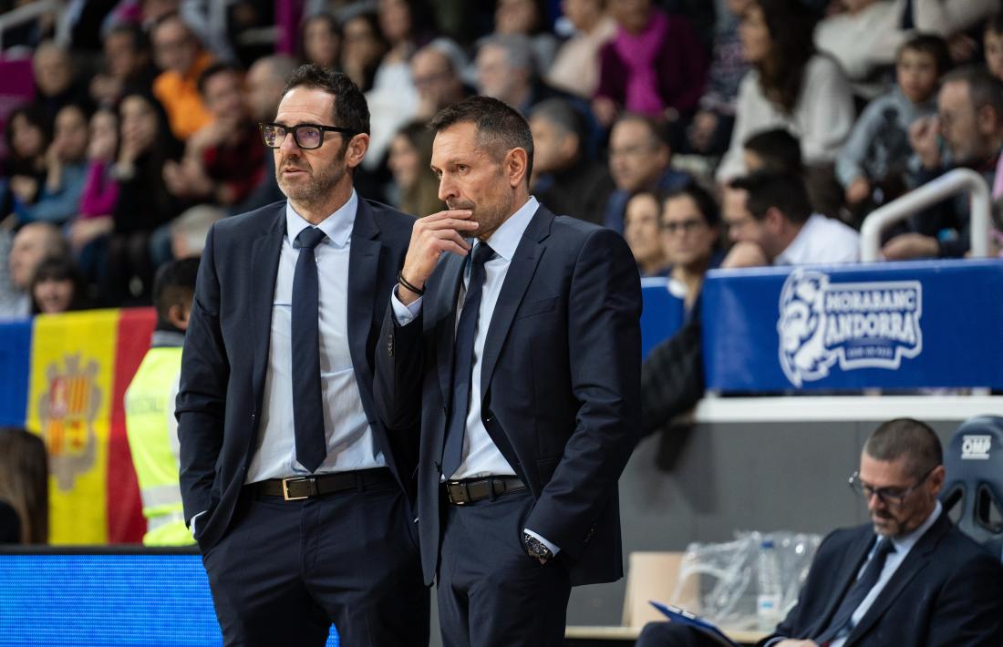 Natxo Lezkano amb Paco Vázquez en el partit de dissabte passat al Poliesportiu contra el Tenerife.