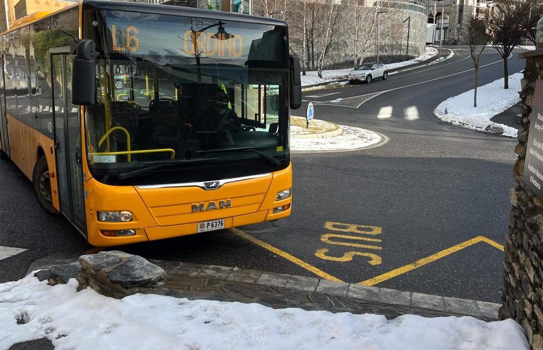 La part frontal d’un autobús de la línia 6, que cobreix el trajecte des de l’ENA fins a Ordino.