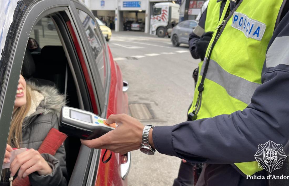 Una persona se sotmet a un control d'alcoholèmia.