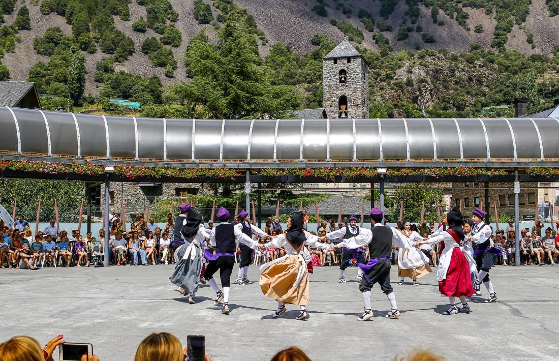 Un acte de festa major a la plaça del Poble.