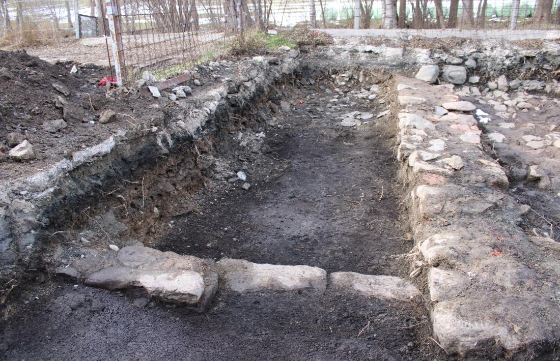 Entrada de l’estructura que s’ha identificat com la casa el factor i que ha quedat a mig excavar.