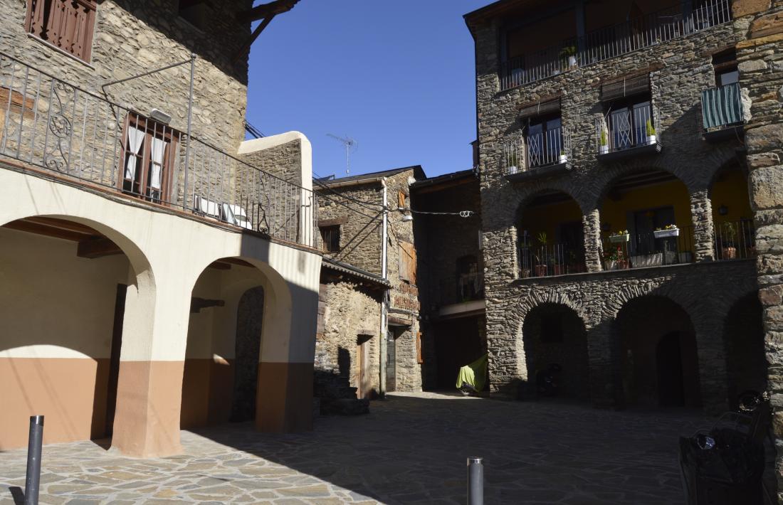 Un dels robatoris es va produir en un establiment del carrer Canonges. 