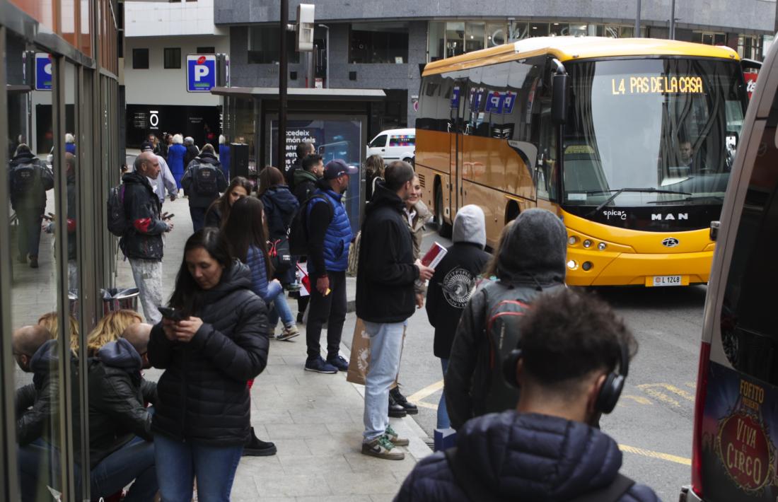 Una parada plena d’usuaris mentre arriba un autobús que cobreix la línia fins al Pas de la Casa.