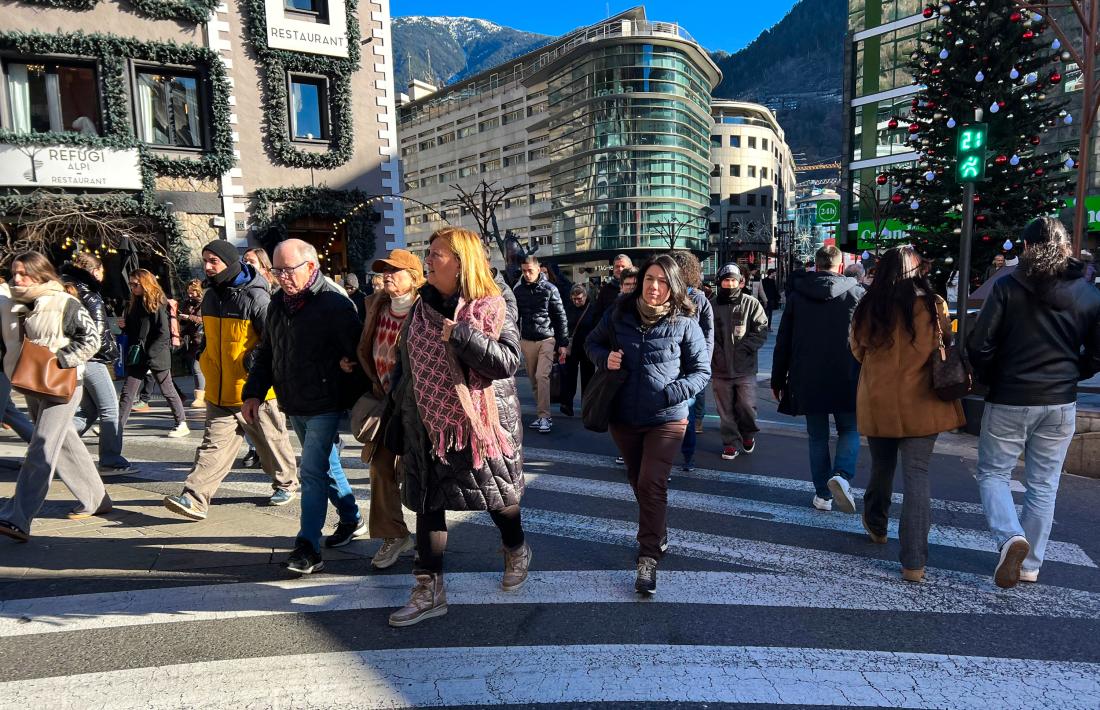 Turistes creuant el pont de la Rotonda aquest Nadal.