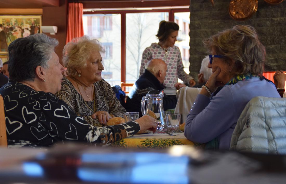 Padrins durant un dels àpats del projecte 'Taula Amiga' a la Casa Pairal.