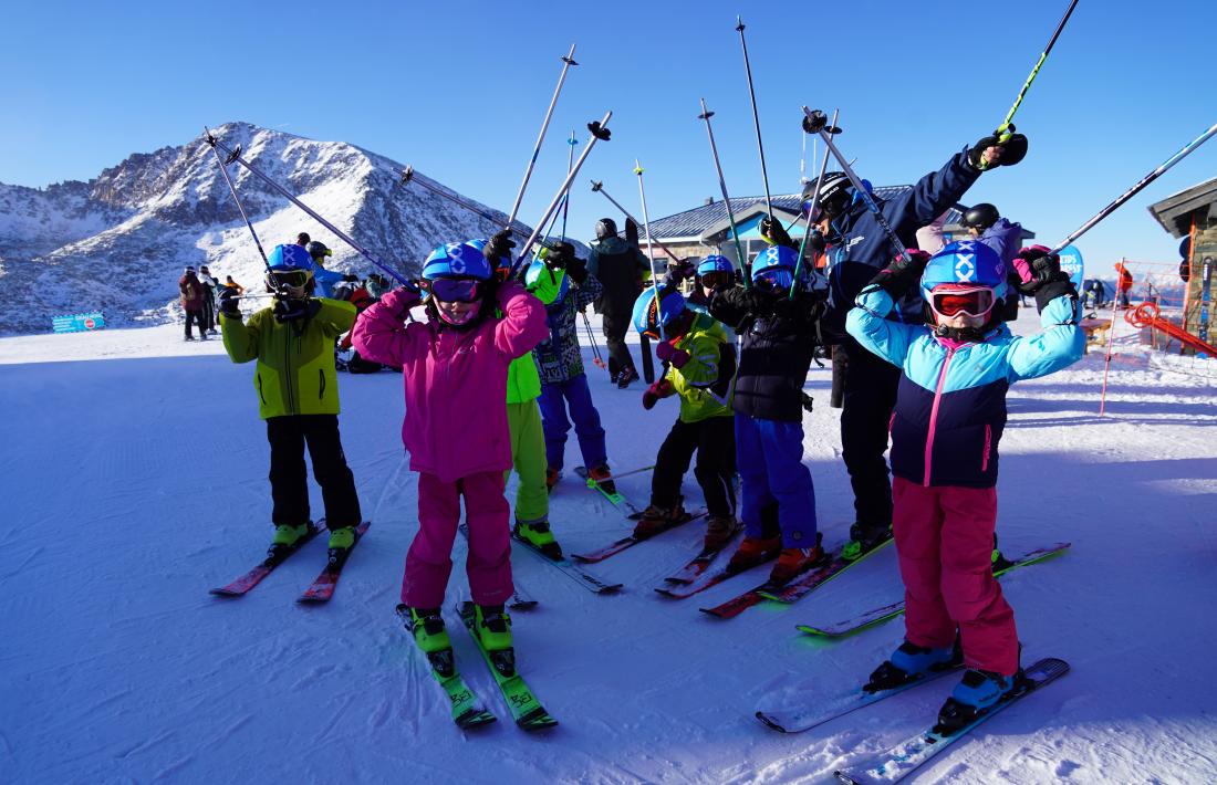 Infants a l'Escola de neu d'Encamp.