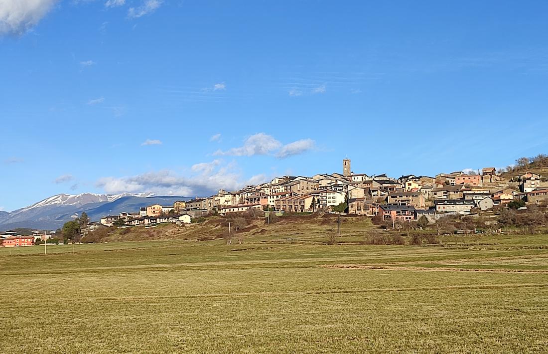 Com pot ser que un poble tan costerut com aquest hagi rebut el nom Pla de Sant Tirs?