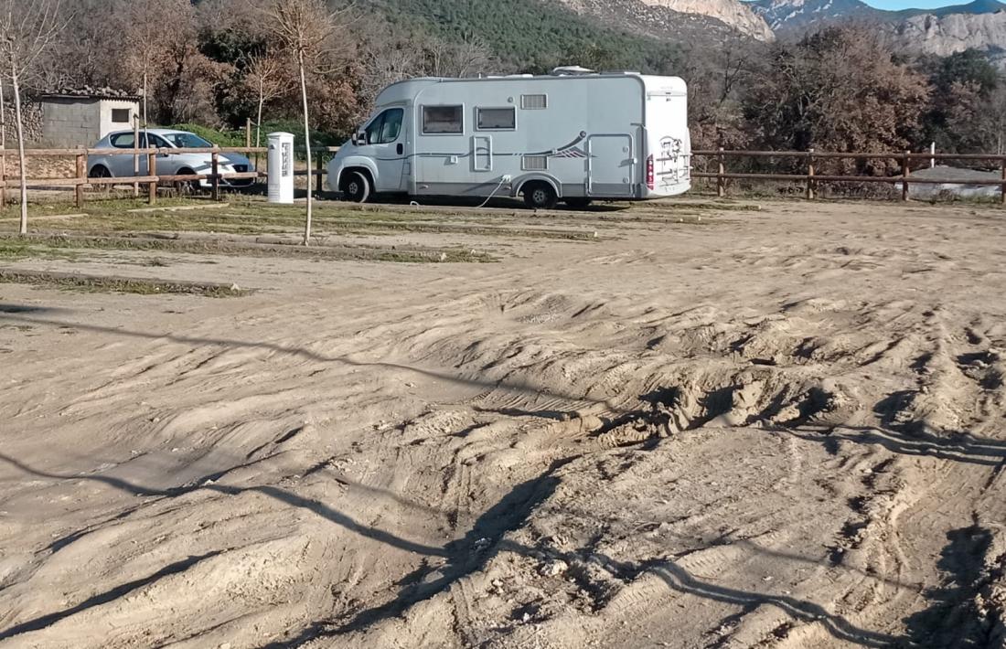 La zona de l’entrada a l’aparcament, amb els sots que denuncia el regidor de Compromís. 