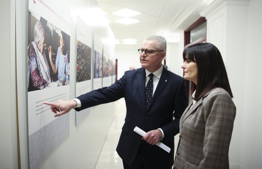 Frey Emmanuel Rousseau i Mònica Bonell, en l’acte d’inauguració de la mostra.