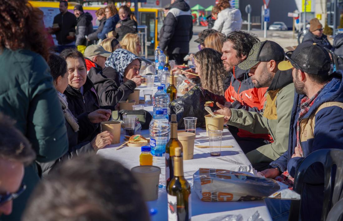 L’escudella aplega centenars de participants a la plaça de l’Esglèsia.