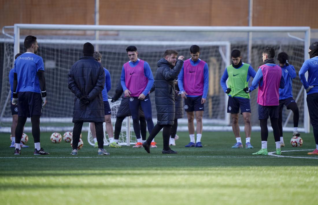 Oier Olazábal, el primer per l’esquerra, va fer de ‘missatger’ de la plantilla i va defensar a Ferran Costa.