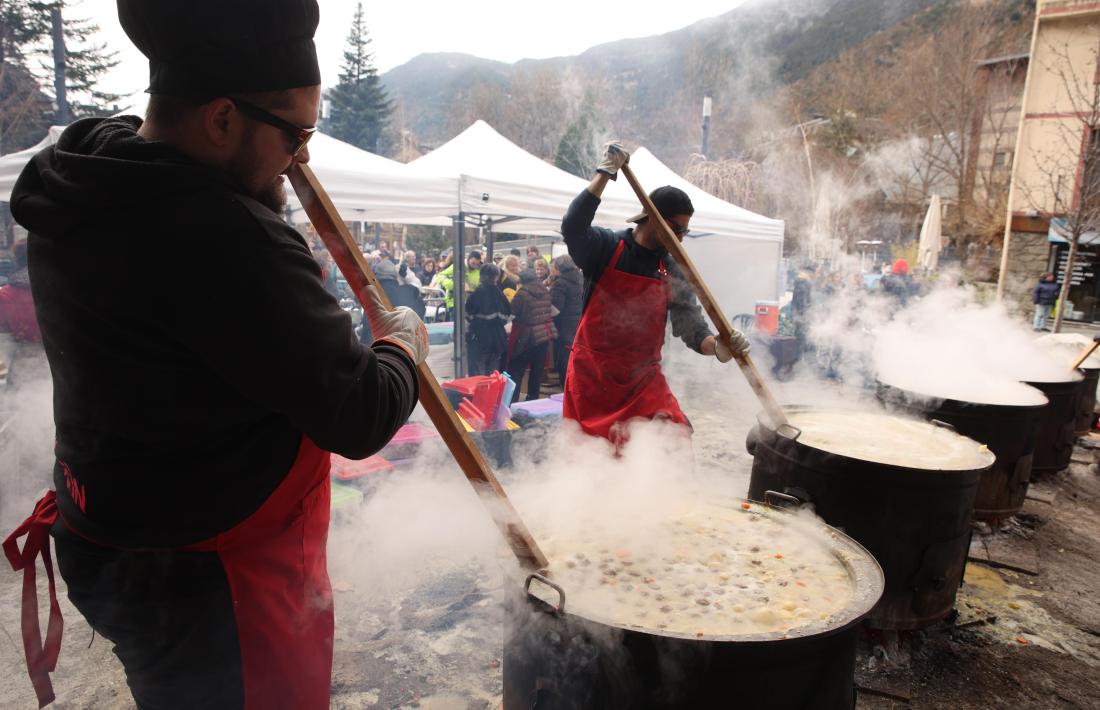 Un bon nombre de ciutadans s'han acostat a la plaça de Sant Miquel per gaudir de l’escudella, aquest migdia.