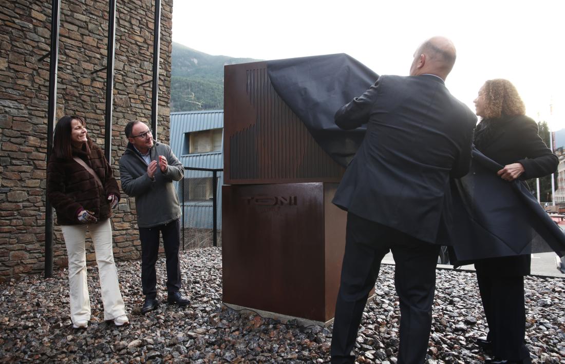 El malaguanyat Toni Martí, amb el nom del pavelló i una escultura a l’entrada.