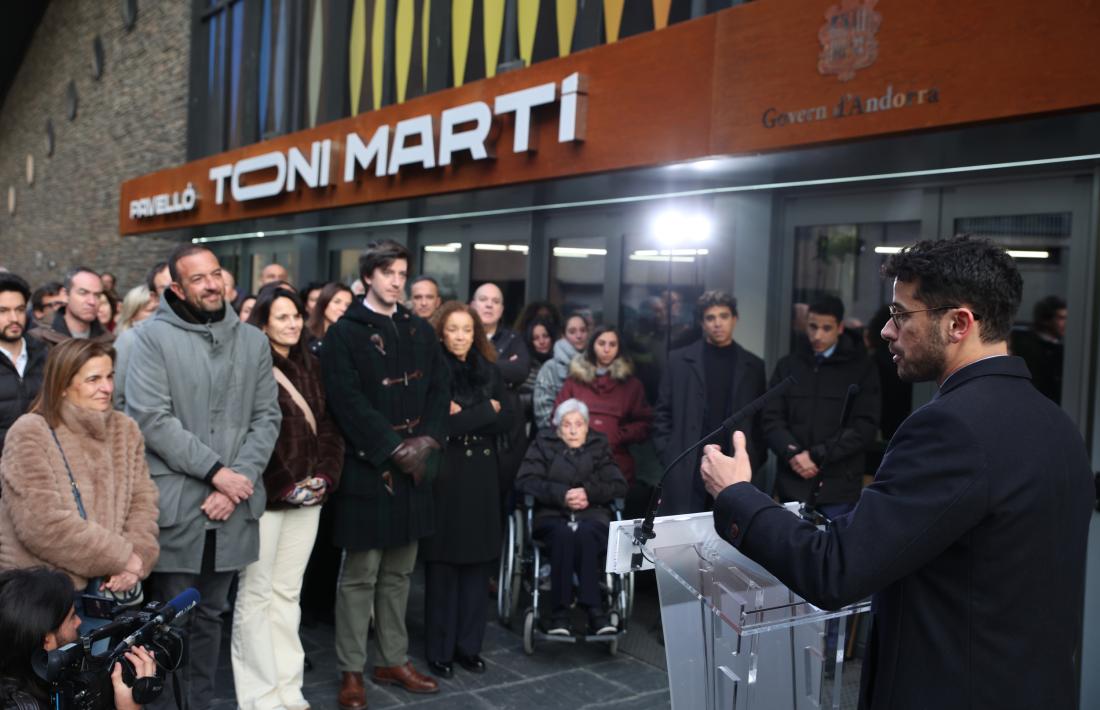 El malaguanyat Toni Martí, amb el nom del pavelló i una escultura a l’entrada.