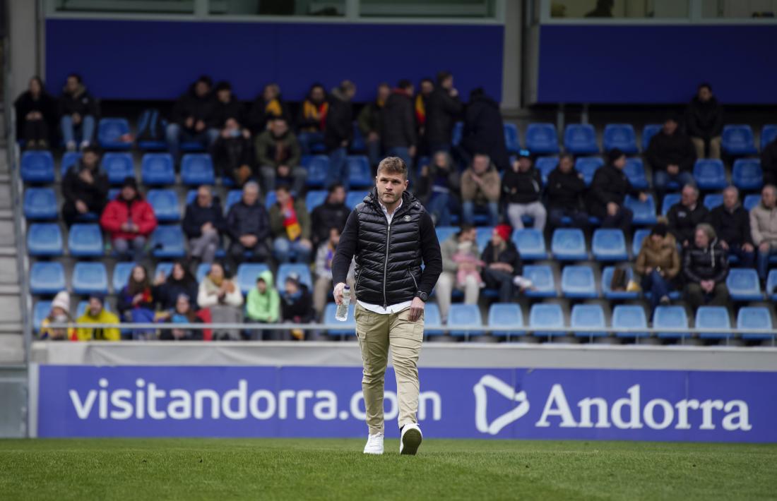 Ferran Costa va carregar contra els jugadors al final del partit.