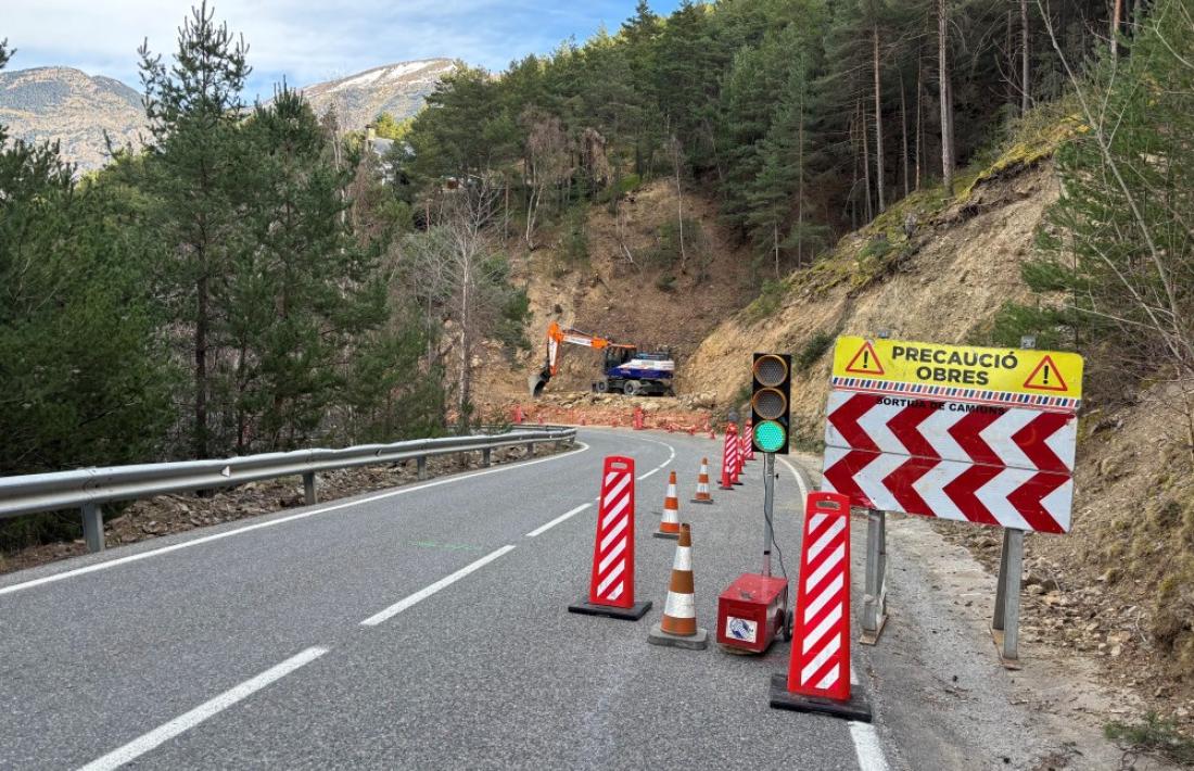 Mentre durin les obres, s’ha establert un pas alternatiu de vehicles regulat per semàfors.