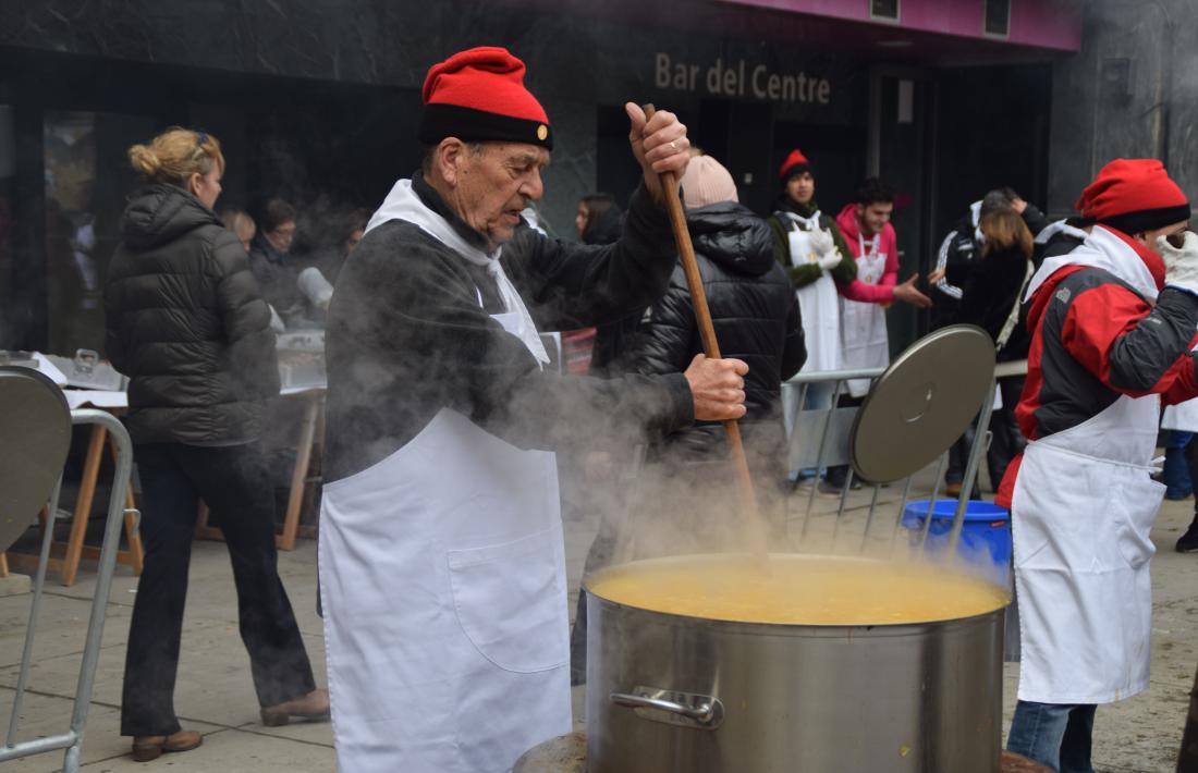 Un escudellaire preparant l'escudella.