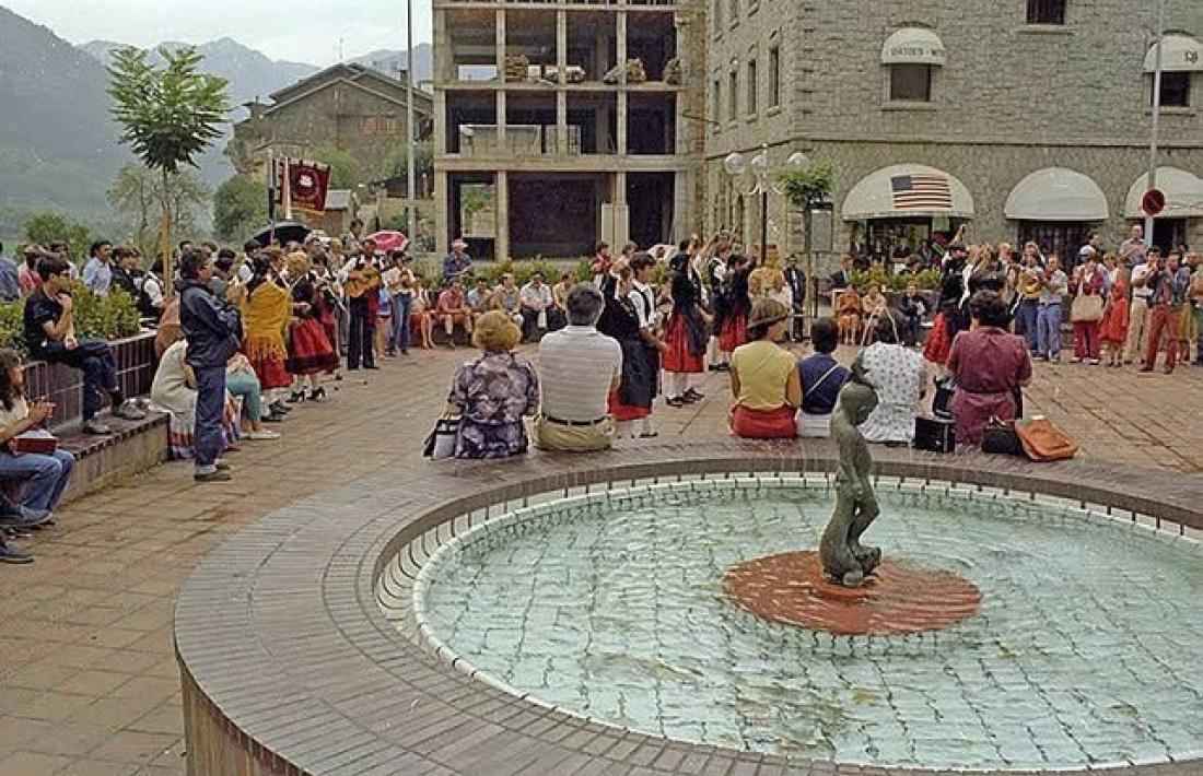 1981: ‘Nen amb peix’, de Viladomat, corona amb tots els honors la font ornamental de la plaça Rebés.