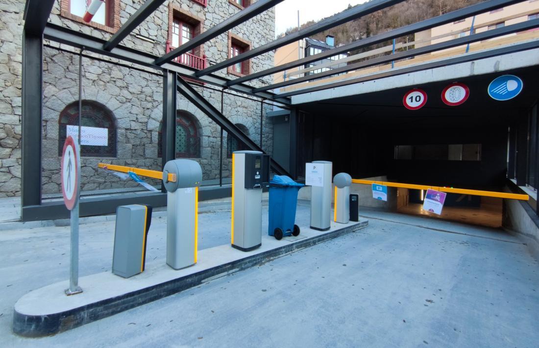 L’entrada de l’aparcament de la plaça de l’Església.