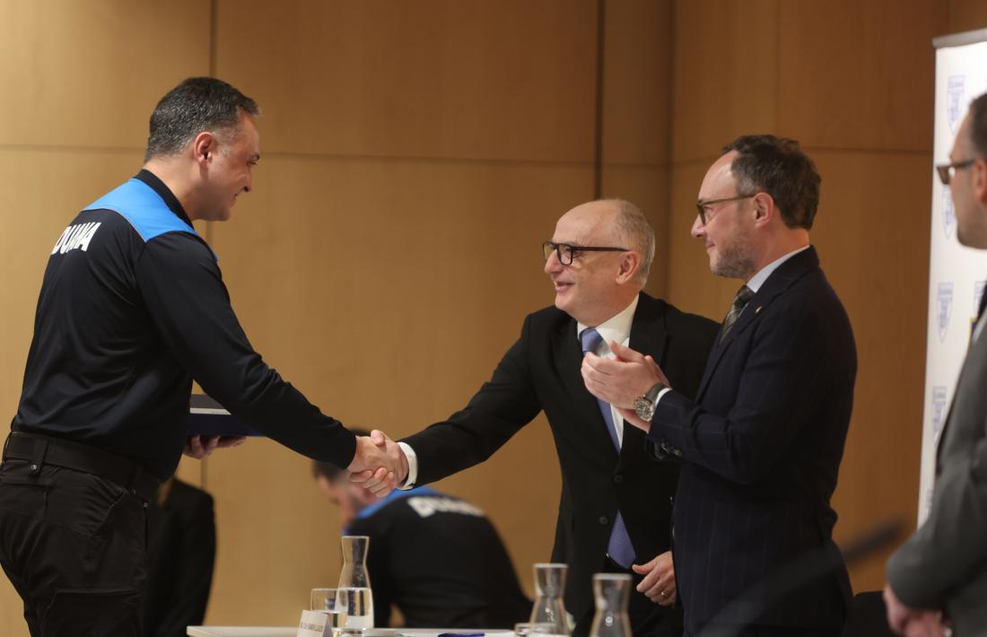 Ramon Lladós i Xavier Espot lliuran les plaques en reconeixement dels anys de servei als agents.