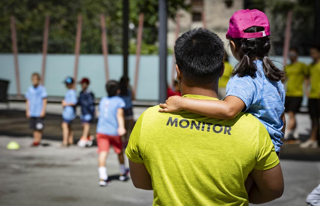 Un dels monitors de les activitats d'estiu.