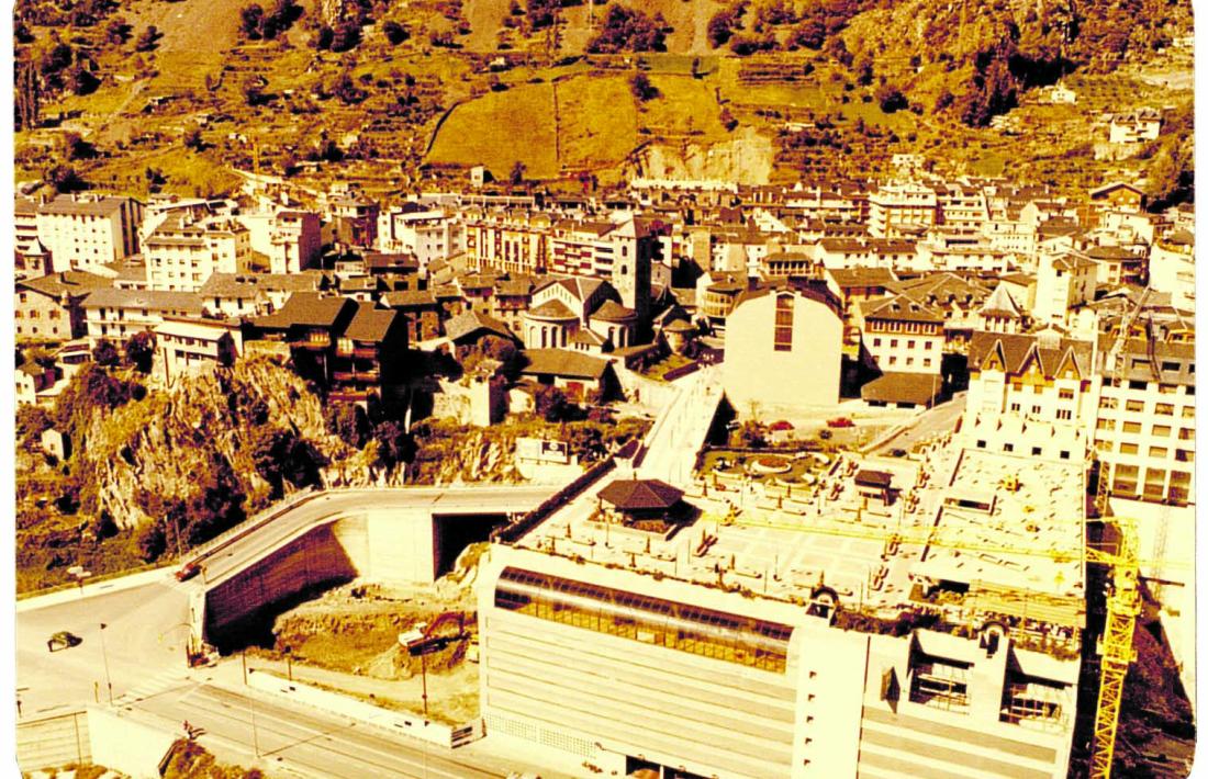 Vista aèria del primer tram de la plaça del Poble, el 1982.