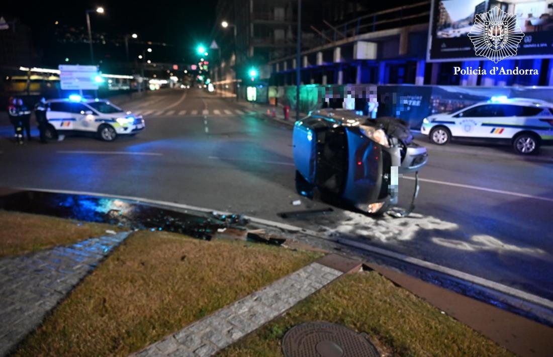 El vehicle accidentat dissabte a la rotonda de la Comella.