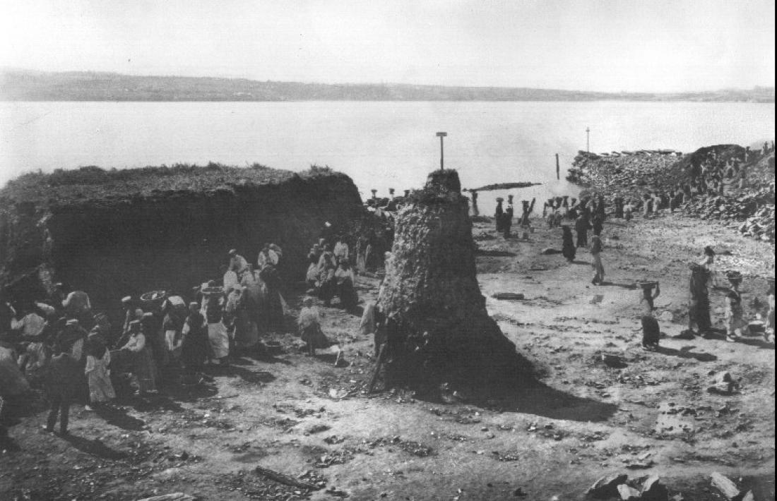 La feina de les estibadores consistia a arrossegar en cabassos la terra del dic.