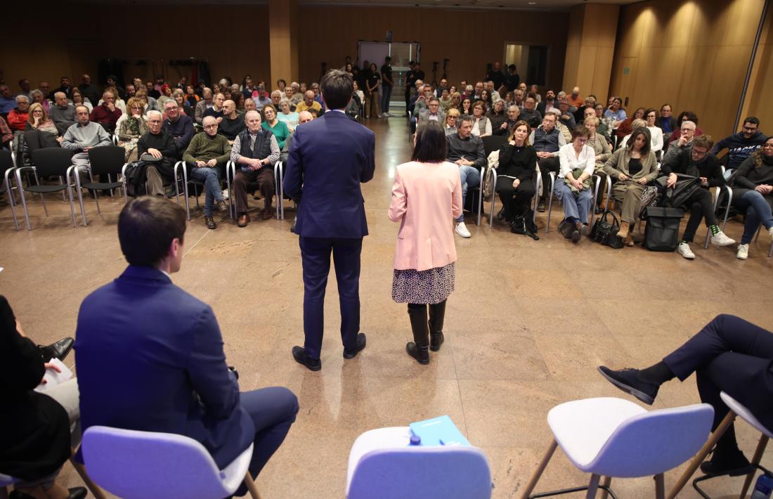 Els cònsols major i menor d’Andorra la Vella, durant la reunió de poble al Centre de congressos.