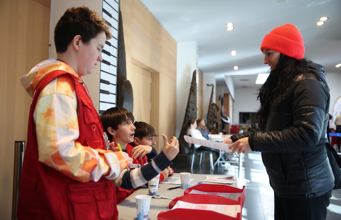 Els alumnes de l’escola andorrana tenien assignades diferents funcions, avui al Prat del Roure.