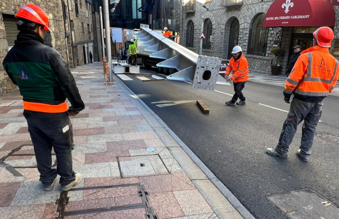 Els operaris descarreguen la nova passarel·la a Pont de la Tosca.