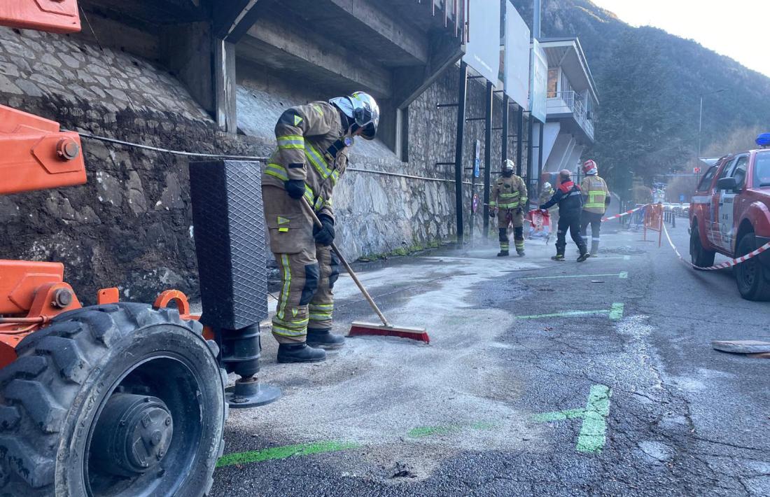 Els bombers treballant en la zona afectada.