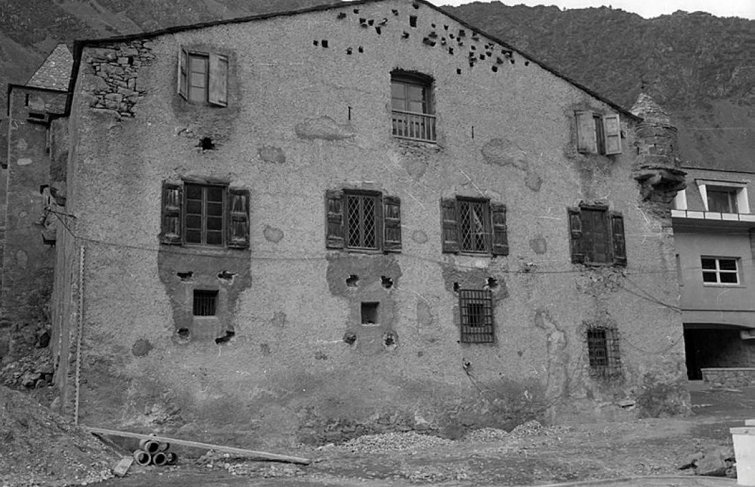 1962: la façana de Casa de la Vall, encara amb l’arrebossat que estava a punt de perdre.