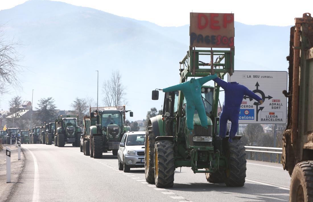 Caravana de tractors al volant de la Seu d’Urgell, en les protestes de l’any passat.